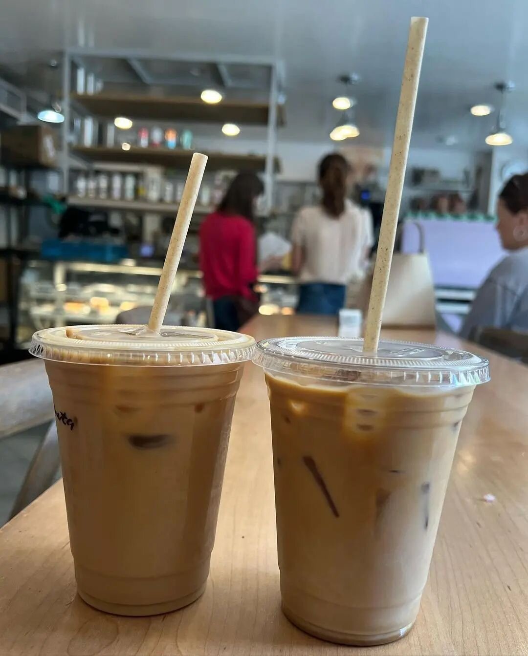 Fueling up on iced lattes with my favorite human, because healthy eating starts with a balanced caffeine intake. 😂☕️👯&zwj;♀️
Photo by @drinksandfoodonme
#coffeeandconvo #preppingforhealthyeats #friendshipgoals #veganeats #savannahcafe #savannahve
