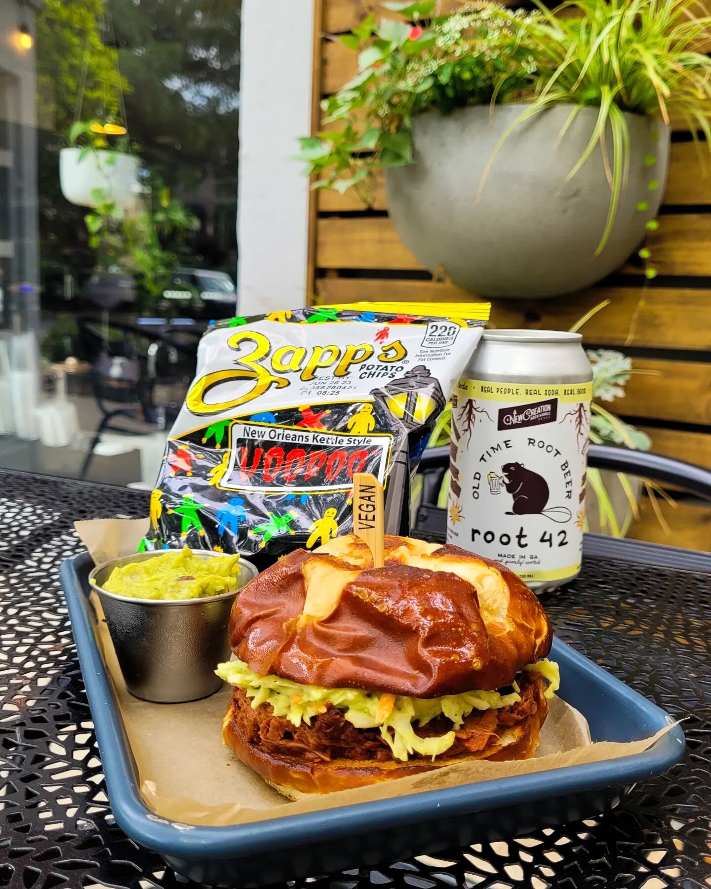 Come try our new special: The BBQ Jackfruit Sandwich!
Pulled jackfruit cooked in a smoky chipotle bbq sauce and a creamy avocado lime slaw on a toasted pretzel bun 😋💚
#foxandfig #cafe #plantbased #plantfood #vegan #plantpowered #savannah #visitsav